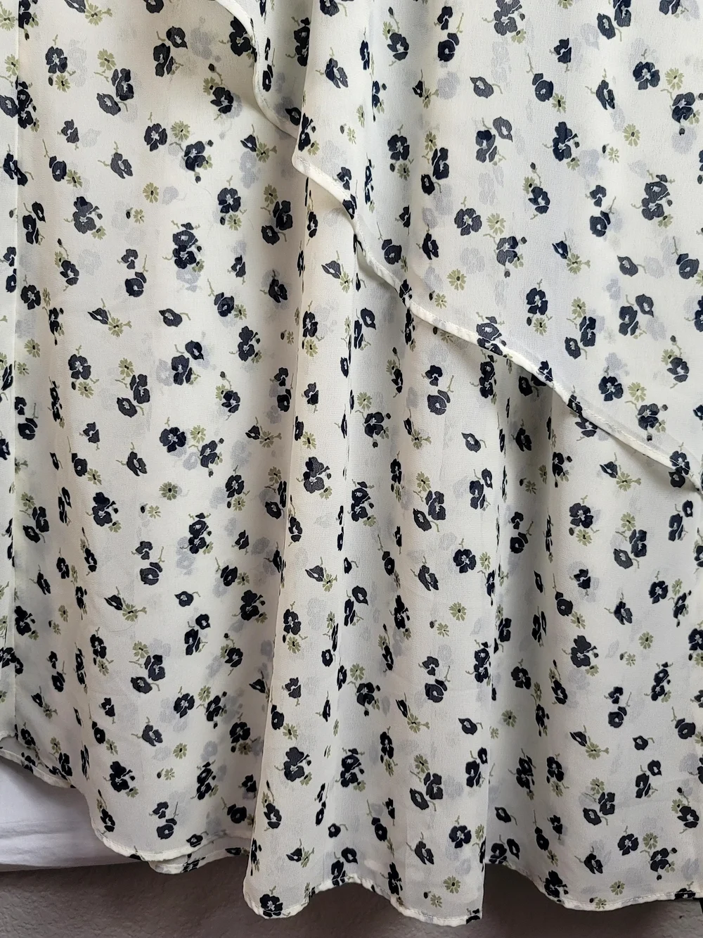 Abercrombie & Fitch flowy cream